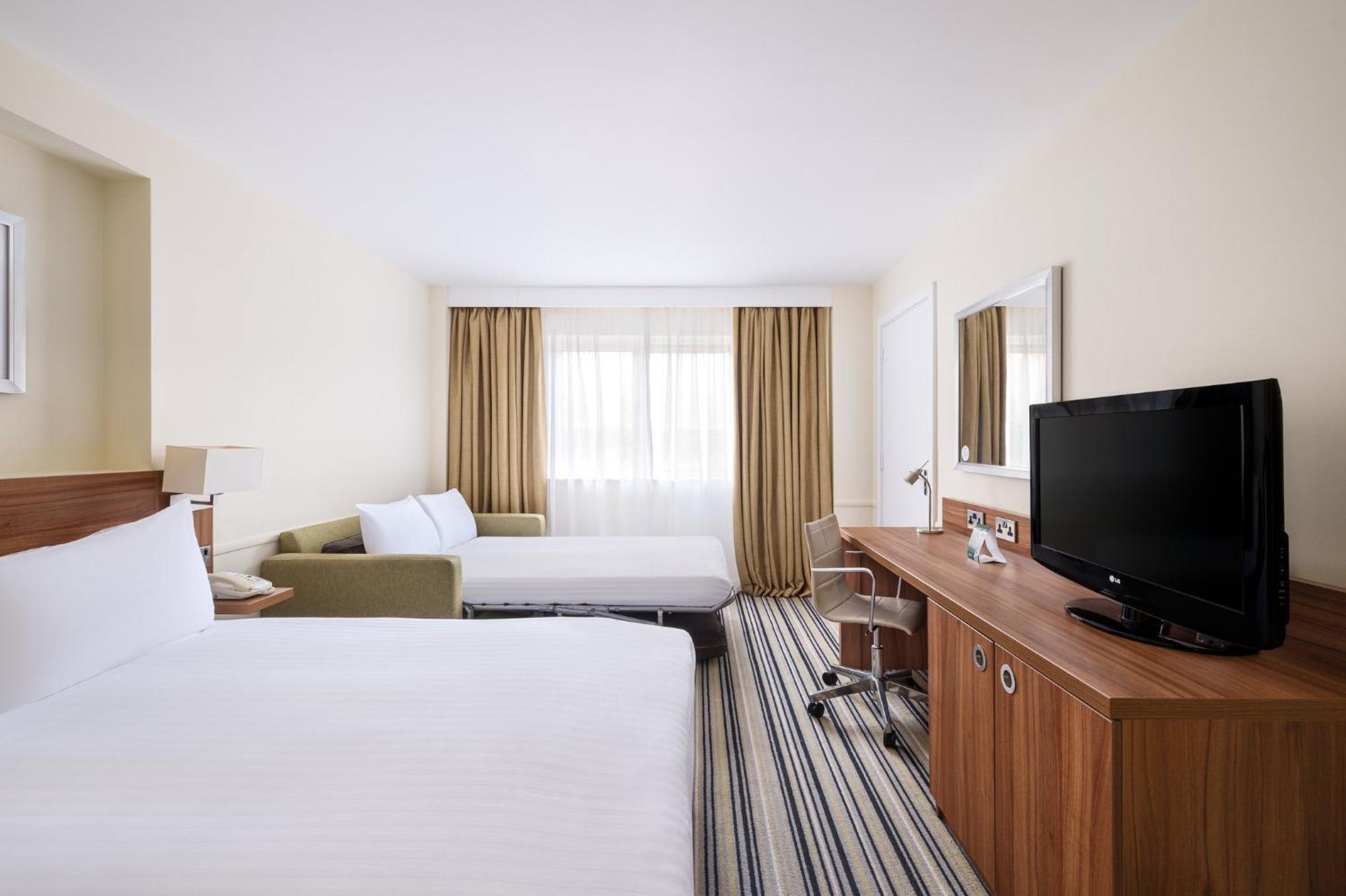 Holiday Inn Colchester By Ihg Exterior photo